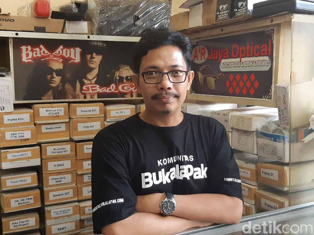 Zoel, Penjual Kacamata Keliling Kini Sukses Kelola Toko Online Zoel, Penjual Kacamata Keliling Kini Sukses Kelola Toko Online