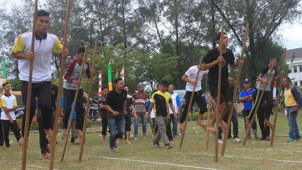 LOMBA PERMAINAN EGRANG Sejumlah peserta mengikuti lomba permainan geunteut (egrang) tradisional pada Pekan Kebudayaan Aceh (PKA) ke VII di Banda Aceh, Aceh, Kamis (9/8). Berbagai perlombaan tradisional seperti lomba enggrang tradisional, lomba catur tradisional dan gasing tradisional yang diikuti peserta dari 23 Kabupaten/Kota di Aceh dalam rangka memeriahkan kegiatan pekan kebudayaan Aceh akan berlangsung hingga 15 Agustus 2018. ANTARA FOTO/Syifa Yulinnas/aww/18.
