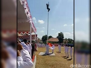 Aksi Heroik Serma Timbul Panjat Tiang Bendera Karena Kait Lepas Aksi Heroik Serma Timbul Panjat Tiang Bendera Karena Kait Lepas