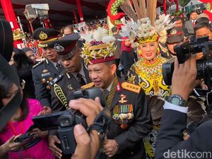 Upacara HUT RI di Istana, Kapolri dan Istri Kompak Berbusana Dayak