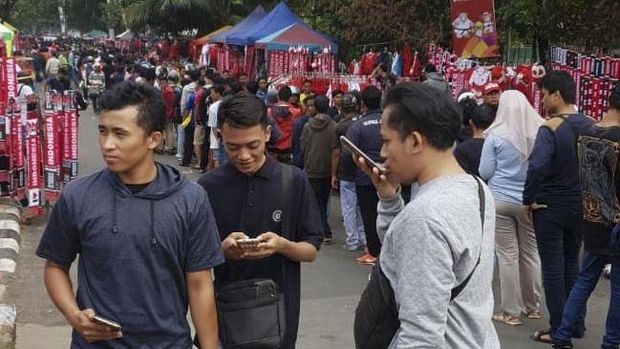 Suasana antre tiket di Stadion Patriot Candrabhaga, Bekasi, Jumat (17/8) jelang laga Timnas Indonesia U-23 vs Laos.