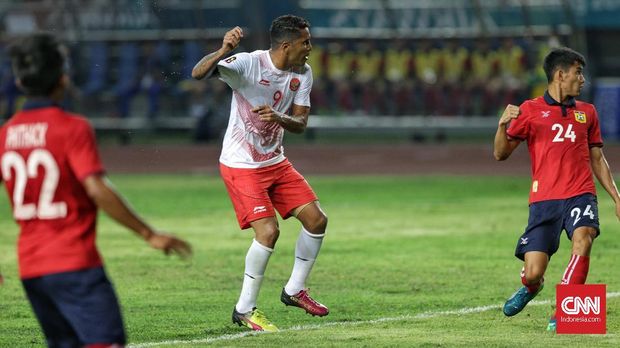Alberto Goncalves saat mencetak gol pembuka ke gawang Laos pada laga itu. (
