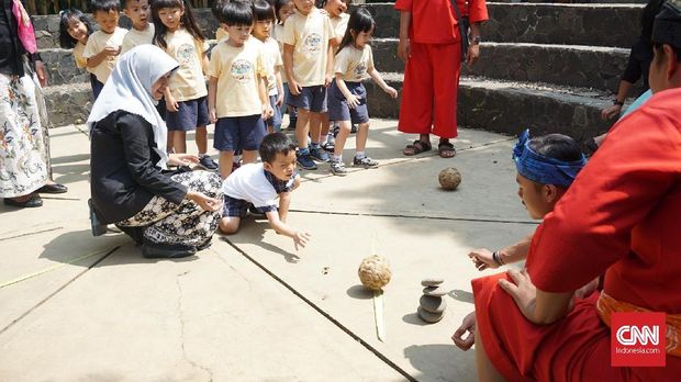 Permainan tradisional melatih kemampuan psikososial anak.