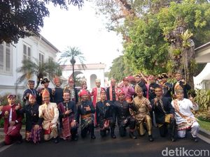 HUT ke-73 RI, Para Pengawal Jokowi Berbusana Adat Nusantara