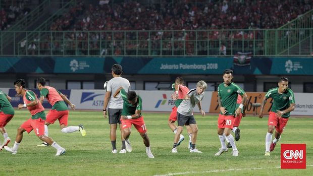 Suasana latihan pemanasan Timnas Indonesia U-23 jelang pertandingan. (