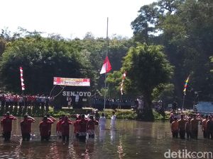 Begini Suasana Upacara HUT RI di Dalam Kolam Pemandian Senjoyo Begini Suasana Upacara HUT RI di Dalam Kolam Pemandian Senjoyo