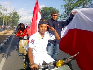 Pengemar Vespa Bentangkan Merah Putih 73 Meter dengan Berkonvoi