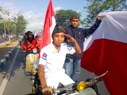 Pengemar Vespa Bentangkan Merah Putih 73 Meter dengan Berkonvoi