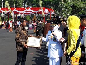 Upacara HUT RI, Risma Pamer Pertumbuhan Ekonomi Surabaya Upacara HUT RI, Risma Pamer Pertumbuhan Ekonomi Surabaya