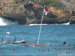 Upacara Bendera Ini Dilaksanakan di Tengah Laut