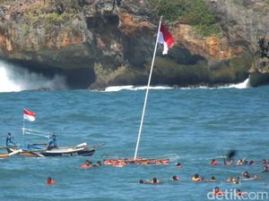 Upacara Bendera Ini Dilaksanakan di Tengah Laut Upacara Bendera Ini Dilaksanakan di Tengah Laut