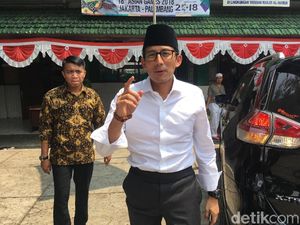 Sandiaga Salat Jumat di Masjid Jami Cikini Al Mamur