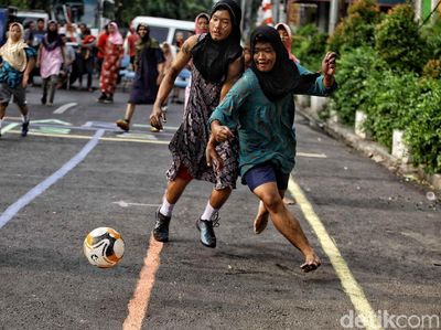 Seru! Warga Pasar Manggis Lomba Sepakbola Pakai Daster dan Sarung