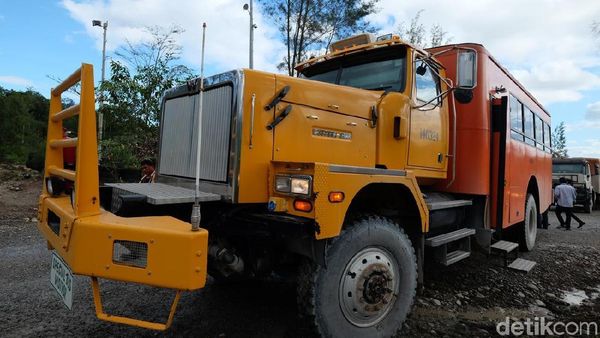 Bus Penakluk Jalur Maut Milik Freeport