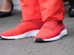 Gaya Jokowi Pakai Sneakers Made in Bandung Saat Torch Relay