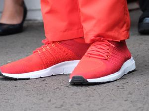 Gaya Jokowi Pakai Sneakers Made in Bandung Saat Torch Relay Gaya Jokowi Pakai Sneakers Made in Bandung Saat Torch Relay