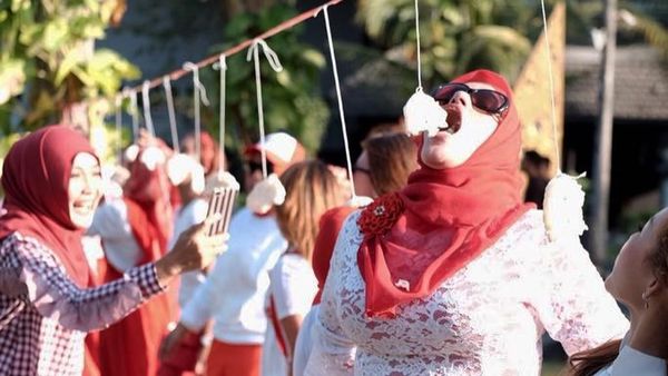 Anak-anak hingga Emak-emak, Inilah Potret Keseruan Lomba Makan Kerupuk