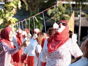 Anak-anak hingga Emak-emak, Inilah Potret Keseruan Lomba Makan Kerupuk