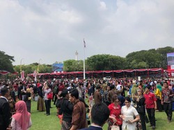 Usai Upacara, Warga Penuhi Lapangan Merdeka Berswafoto