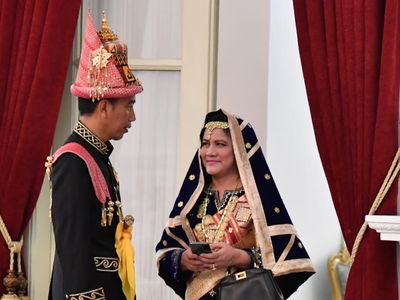 Gaya Iriana Jokowi Pakai Tas Fendi dan Baju Adat Koto Gadang di HUT RI ke-73