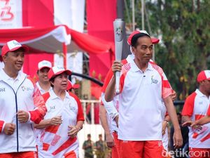 Ekspresi Jokowi Saat Api Obor Asian Games yang Dibawa Mati