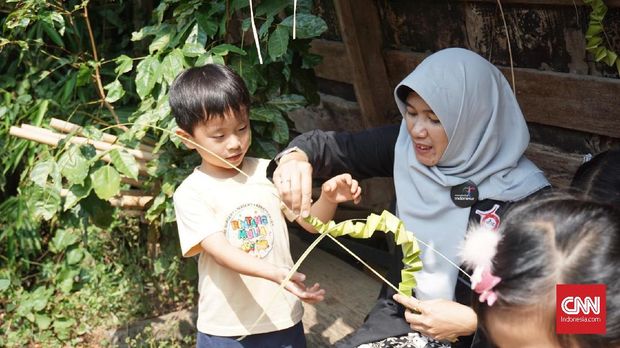 Anak-anak TK kala berkunjung ke Komunitas Hong di Bandung.