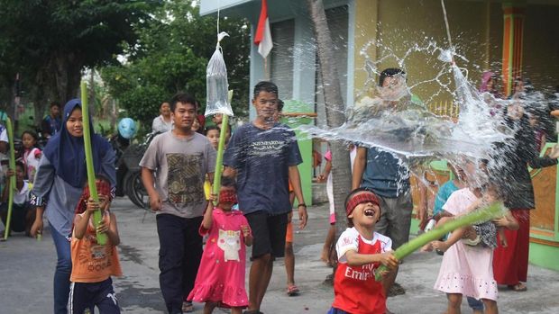 Anak-anak mengikuti lomba pukul air di desa Beran, Ngawi, Jawa Timur, Sabtu (11/8). Sejumlah daerah mulai menggelar berbagai lomba untuk memeriahkan Hari Kemerdekaan ke-73 RI. ANTARA FOTO/Ari Bowo Sucipto/wsj/18.