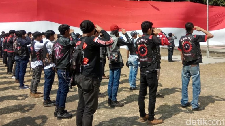 HUT RI, Komunitas Motor Bentangkan Bendera Raksasa di Sukabumi