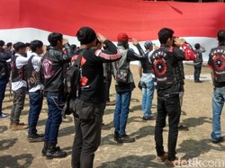 HUT RI, Komunitas Motor Bentangkan Bendera Raksasa di Sukabumi