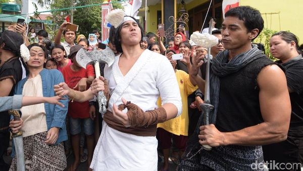 Gaya Wiro Sableng saat Ikut Lomba Makan Kerupuk Rayakan HUT RI ke-73