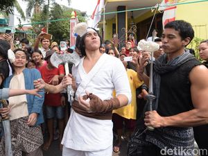 Gaya Wiro Sableng saat Ikut Lomba Makan Kerupuk Rayakan HUT RI ke-73