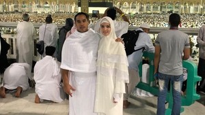 Gaya Nia Ramadhani Pakai Hijab di Mekah, Dipuji Bak Bidadari
