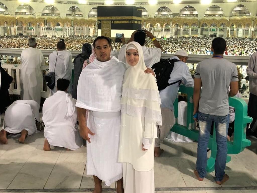 Gaya Nia Ramadhani Pakai Hijab di Mekah, Dipuji Bak Bidadari Gaya Nia Ramadhani Pakai Hijab di Mekah, Dipuji Bak Bidadari