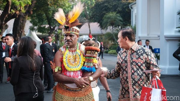 Gaya Para Tamu-Paspampres Berbusana Tradisional Rayakan HUT RI