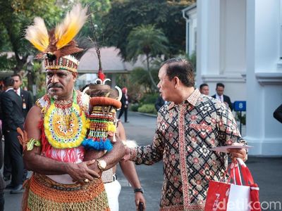 Gaya Para Tamu-Paspampres Berbusana Tradisional Rayakan HUT RI
