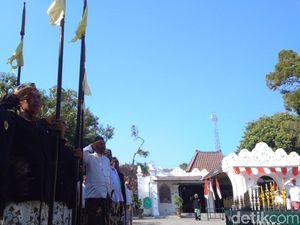 Mengintip Uniknya Upacara HUT RI di Keraton Kasepuhan Cirebon Mengintip Uniknya Upacara HUT RI di Keraton Kasepuhan Cirebon