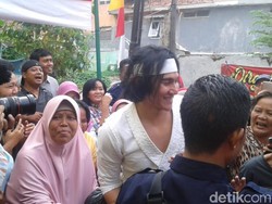 Kocak! Wiro Sableng Kalah Lomba Makan Kerupuk Lawan Ibu-ibu
