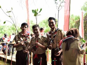 Peringati HUT RI ke-73, Generasi Muda Tanam 800 Mangrove di PIK Peringati HUT RI ke-73, Generasi Muda Tanam 800 Mangrove di PIK