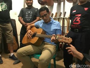 Jreng... Sandiaga Uno Dapat Gitar dari Wong Aksan Jreng... Sandiaga Uno Dapat Gitar dari Wong Aksan