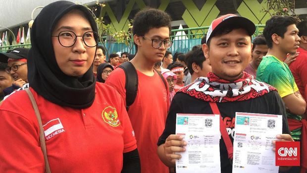 Suporter yang telah menukarkan tiket pertandingan Timnas Indonesia U-23 vs Laos di Stadion Patriot Candrabhaga, Bekasi, Jumat (17/8).