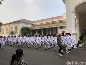 Istana: Paskibraka Berhijab Pakai Celana Panjang, yang Tak Berhijab Pakai Rok Istana: Paskibraka Berhijab Pakai Celana Panjang, yang Tak Berhijab Pakai Rok