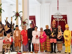 Syukuran HUT RI, Jokowi Ajak Presiden-Wapres Terdahulu Potong Tumpeng