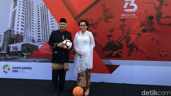Macam Gaya Menteri Ekonomi Jokowi Rayakan HUT RI