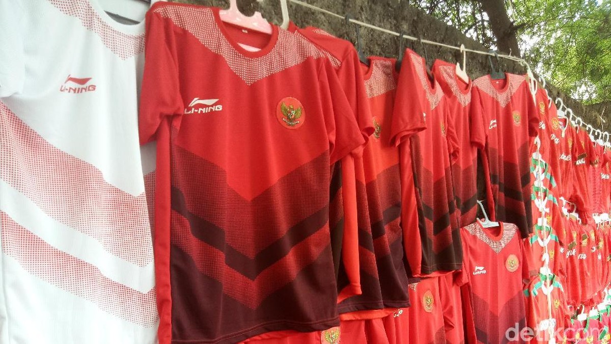 Jersey timnas Indonesia laris (Foto: Amalia Dwi Septi/detikSport)
