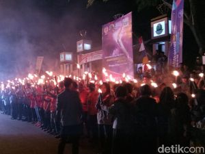 Sambut HUT ke-73 RI, Ribuan Warga Garut Pawai Obor