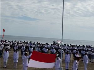Cerita Heroik Siswa di Perbatasan RI-Timor Leste Panjat Tiang Bendera