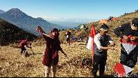Foto: Aksi 1.000 Layang-layang Merah Putih di Gunung Prau