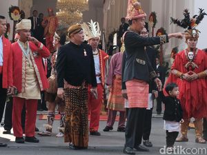 Jokowi Sapa Tamu Undangan Jelang Upacara Bendera di Istana