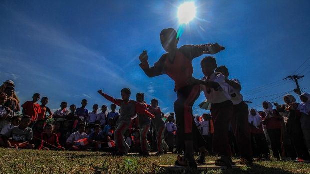 LOMBA BAKIAK PELAJAR Sejumlah pelajar SD mengikuti lomba Bakiak di lapangan Syantalira Bayu, Aceh Utara, Aceh, Selasa (14/8). Serangkaian perlombaan yang digelar Forum Anak Pase Aceh Utara itu untuk memotivasi para pelajar pedalaman Aceh ÒCinta Tanah AirÓ dalam rangka menyambut sekaligus menyemarakkan HUT ke-73 Republik Indonesia. ANTARA FOTO/Rahmad/foc/18.