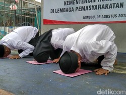 Sujud Syukur Napi Ciamis Bebas di Hari Kemerdekaan